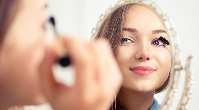 Opadające powieki – zmora wielu kobiet. Oto rady, jak wykonać makijaż korekcyjny