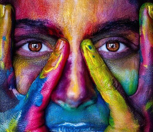 Jaką farbą pomalować drzwi na biało?