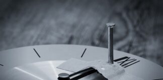 Jak Przykleić dekoracje na tort?