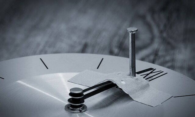 Jak Przykleić dekoracje na tort?