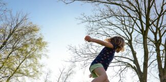 Czy skakanie na trampolinie obciąża kolana? Czy skakanie na trampolinie obciąża kolana?