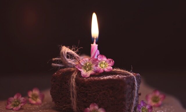 Jak przystroić świeczkę komunijna?