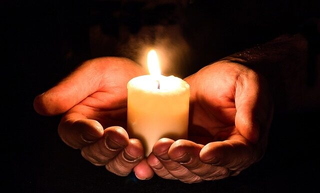 Co oznacza zgaszona świeca?